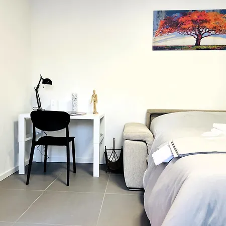 Design Flat Near Ferrari 아파트